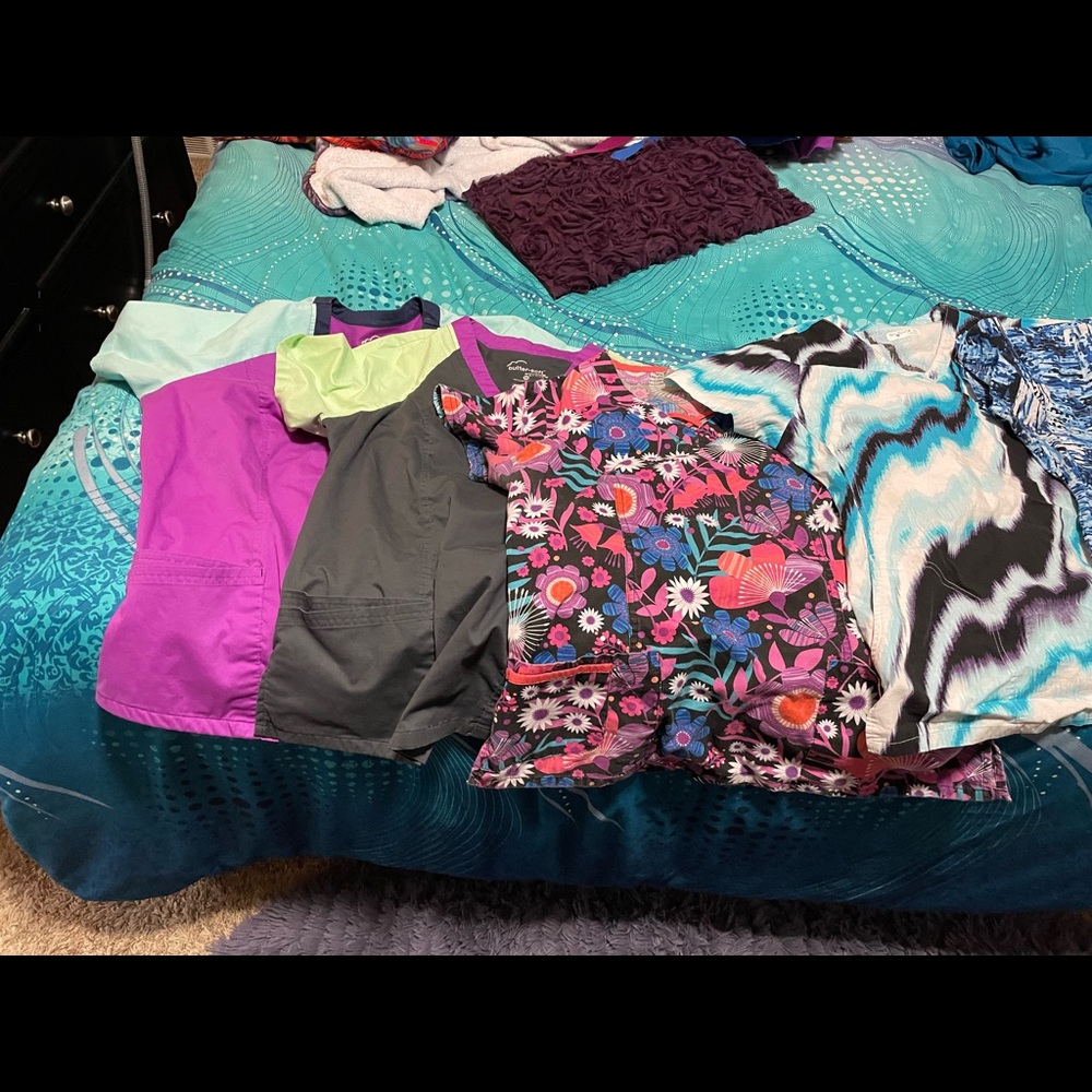 Multiple scrub tops - Picture 4 of 5